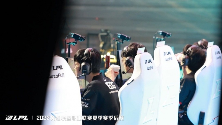 LPL选手花絮：EDG冠军五人组喝水的频率也要同步