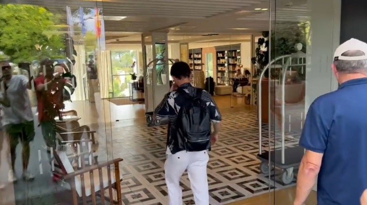 【QY球友会】缄默不言?B席抵达巴塞罗那下榻酒店，无视球迷的转会提问