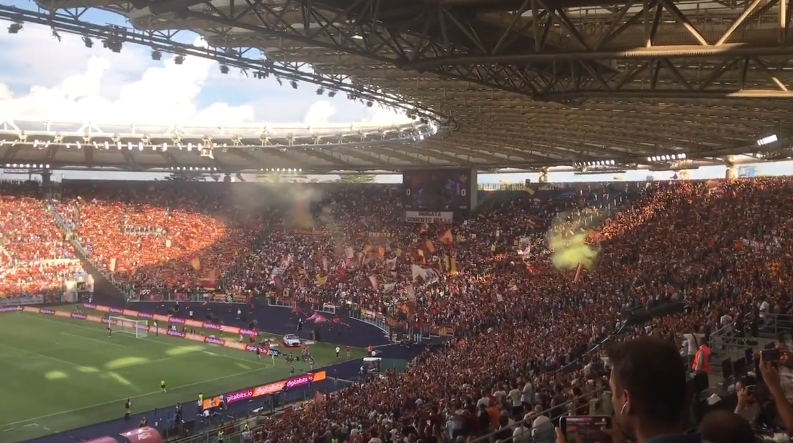 震撼！！罗马赛前球迷大合唱，现场犹如一片红色的海洋