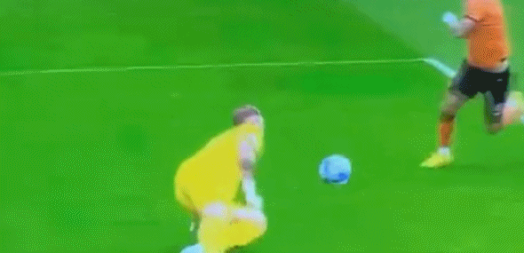 【QY球友会】【带伤上阵】乔-哈特被对手蹬破头皮当场缝针!打满全场9-0狂胜!