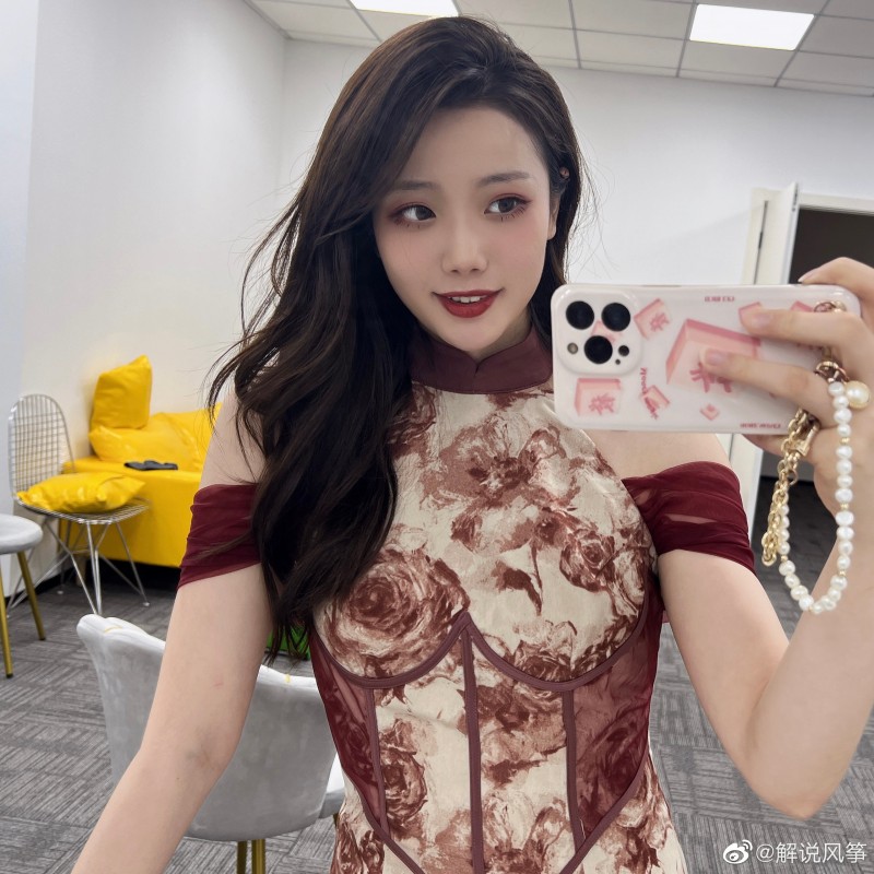 【QY球友会】PCL解说风筝晒照：今天穿了春季赛最后一次线下的那件旗袍