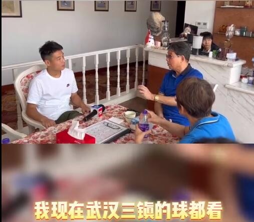 【QY球友会】徐根宝与武磊聊天：武汉三镇的球我都看 海港的后防线也不差