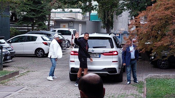 记者：弗兰克斯正进行体检下午签约，德斯特上午也抵达米兰