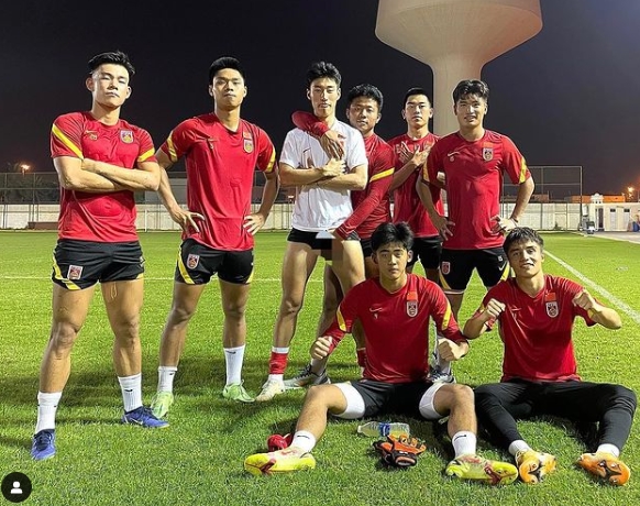 【QY球友会】何小珂个人社媒晒照，与U19国青队友合影