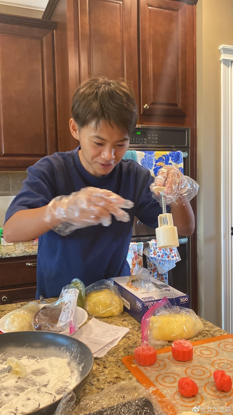【QY球友会】颜值真高，王霜制作月饼：很满意第一次的成果，祝大家中秋快乐