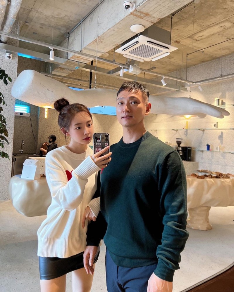 【QY球友会】PUBG女主持郭敏善晒与父亲逛街照：假期快乐~