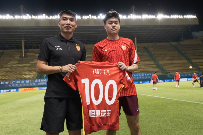 代表广州队中超100场里程碑！郑智赛前为杨立瑜颁发纪念球衣