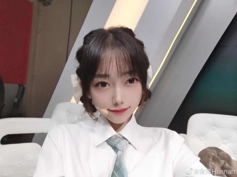 LOL手游主持含洋晒照：今天下小雨啦~