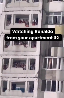吊票视角看C罗?摩尔多瓦当地球迷在公寓楼内观看欧联比赛