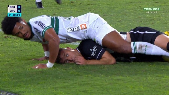 【QY球友会】画面难以描述,空气突然安静..巴甲联赛博塔弗戈一球员被压倒在地