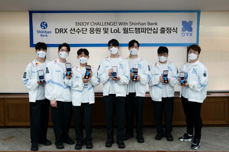 韩国新韩银行助威DRX世界赛：对DRX选手授予了约20克的纯金勋章