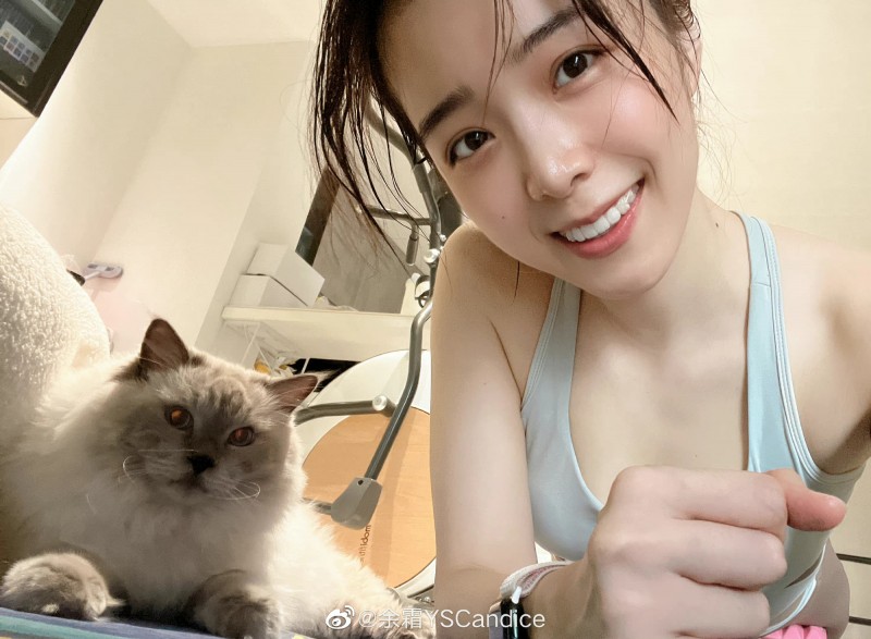 【QY球友会】LPL主持人余霜更新健身日常：每天都锻炼了～嘻嘻～