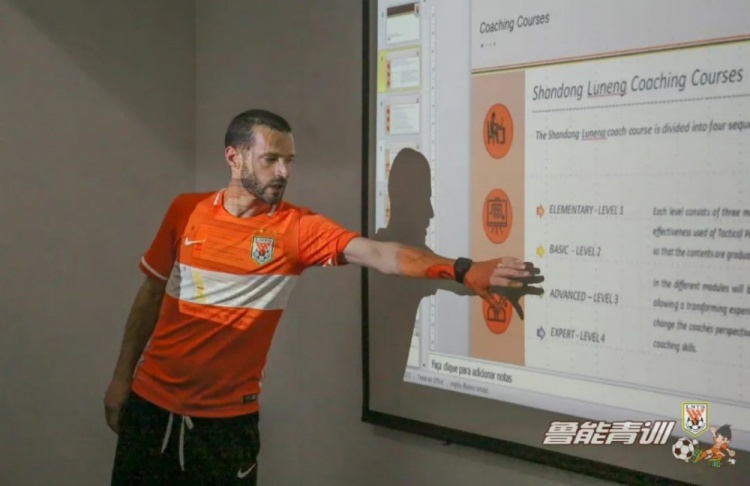 【QY球友会】鲁能足校青训总监：若想熟练掌握足球技能，8到14岁要训练1万小时