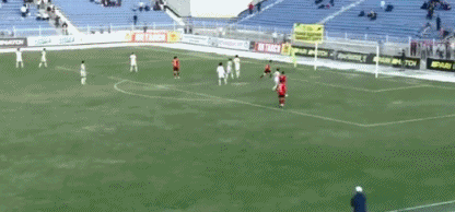 提前躲入对方球门，塔吉克斯坦联赛球员成功偷袭对方门将破门