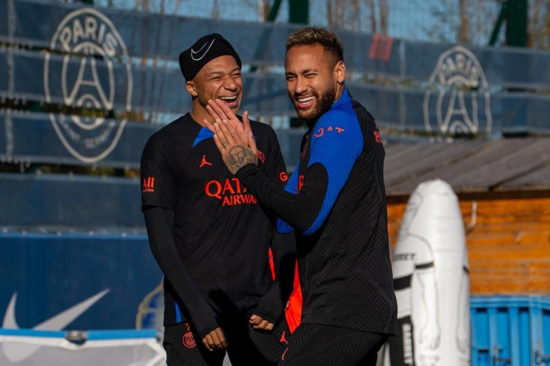 巴黎官方晒训练照：姆巴佩&内马尔同框开怀大笑，梅西专注认真
