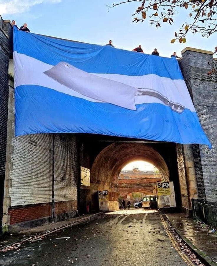 用表现获得称赞！有曼联球迷为利桑德罗挂出阿根廷屠夫旗帜