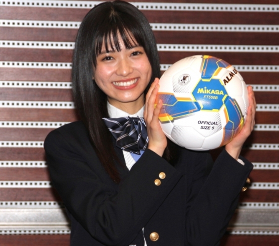 ?15岁模特凛美担任第101届日本高中足球锦标赛应援经理