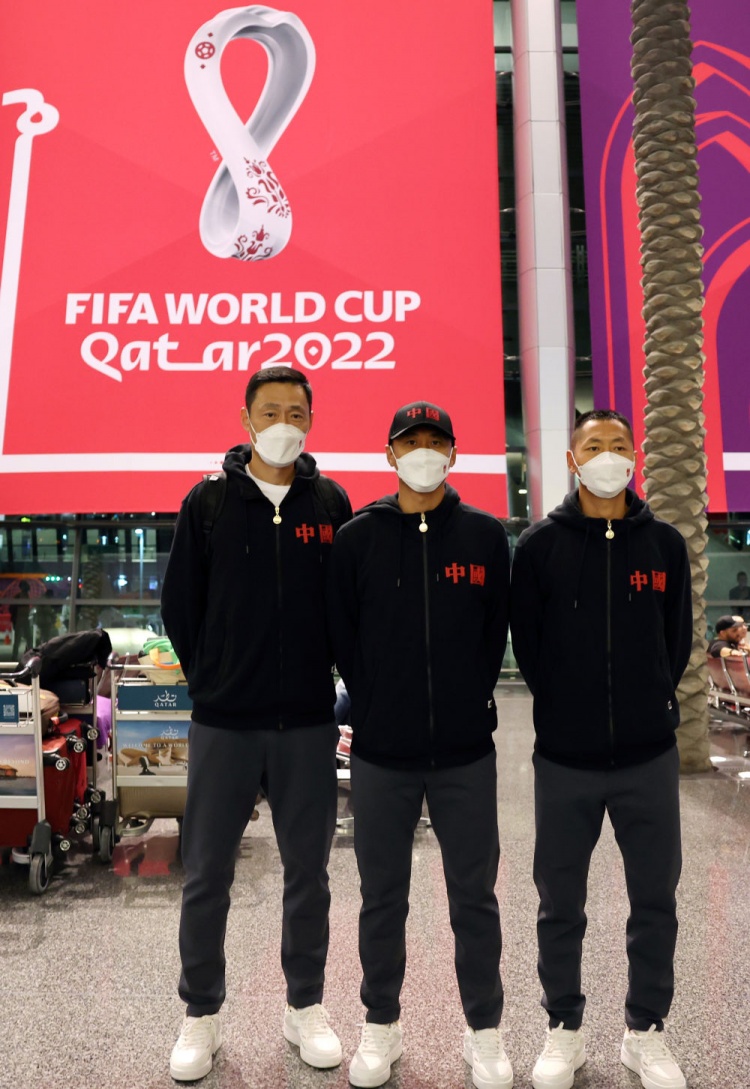 中国裁判马宁、曹奕、施翔抵达卡塔尔，为世界杯执法做最后准备