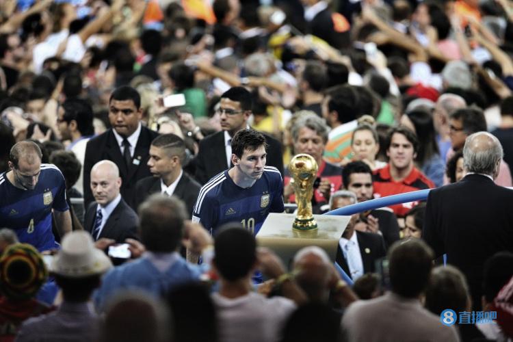 【世界杯名场面】2014年世界杯，梅西凝视大力神杯