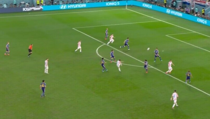 差点世界波！莫德里奇凌空抽射，权田修一飞身将球扑出