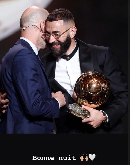 【QY球友会】本泽马晒齐达内为他颁发金球奖的照片,配文:晚安