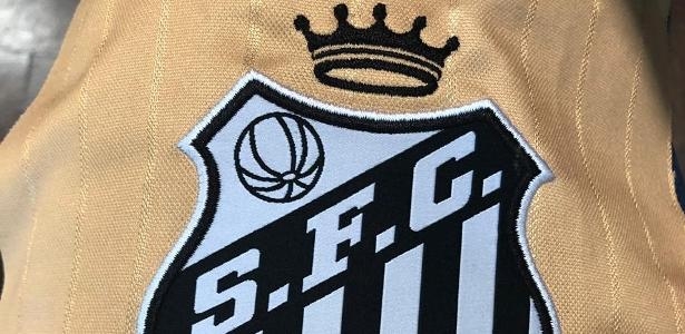 桑托斯2023年起队徽上将加一顶王冠，以致敬球王贝利