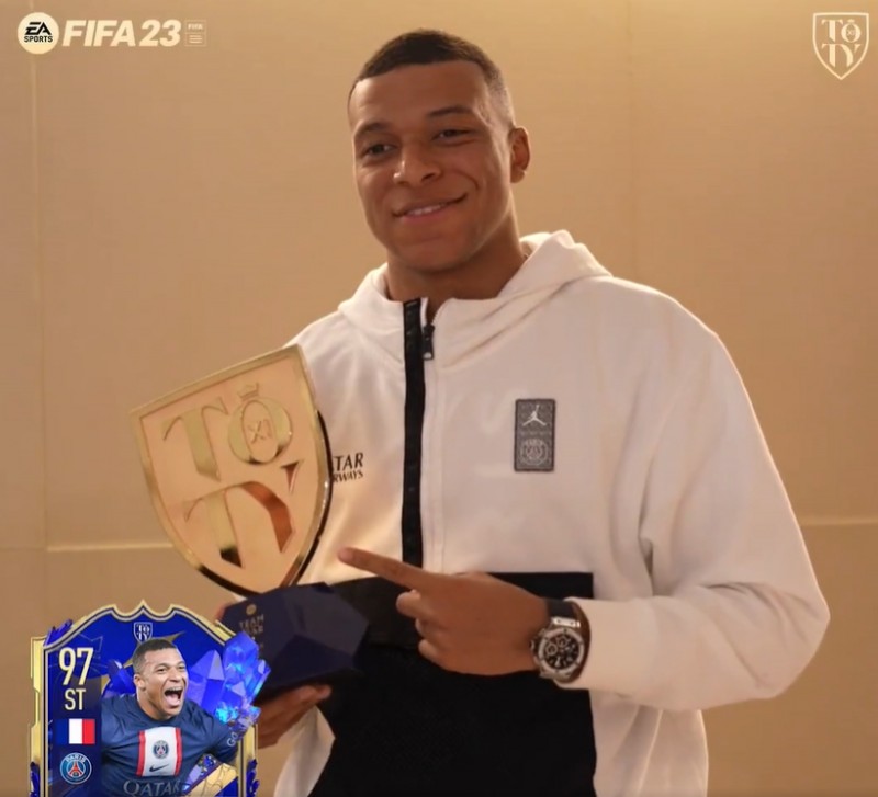 【QY球友会】帅！姆巴佩、阿什拉夫、梅西领取FIFA23年度最佳阵容奖杯