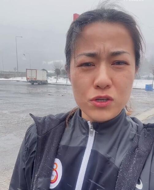 中新网：目前李佳悦和队友正在紧急撤离阿达纳，途中遭遇暴风雪