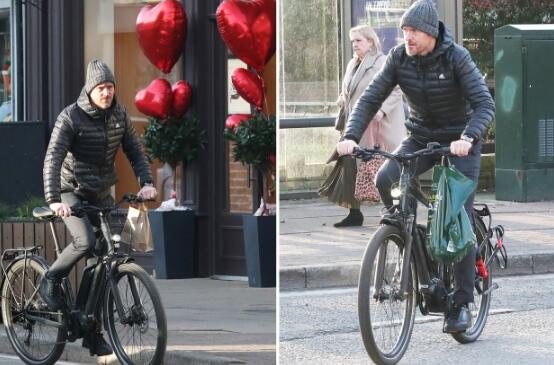 太阳报：曼联主帅滕哈赫在情人节被拍到骑自行车出行