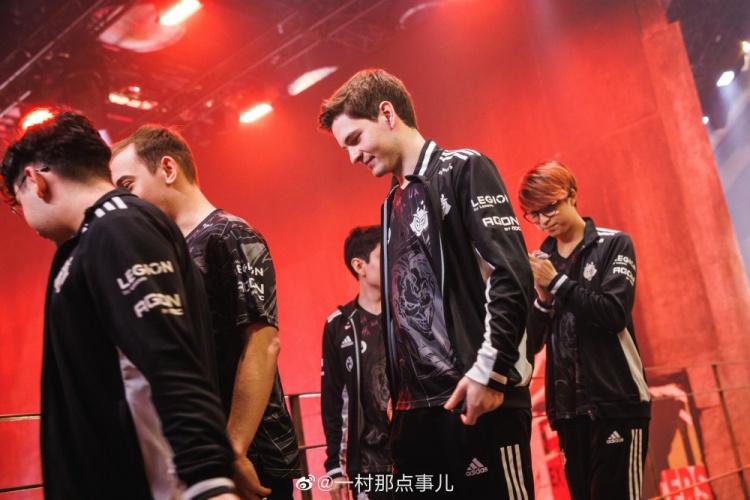 【QY球友会】G2比赛返图：Caps神情低落 BB休息室低着头紧盯地面