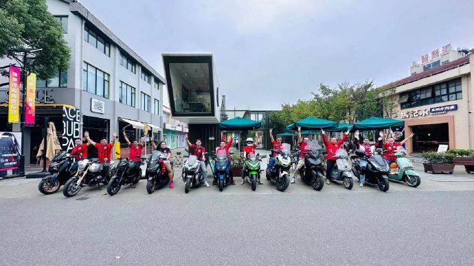 【QY球友会】颜骏凌武磊致谢远征军：听说有人骑行十几个小时，有你们，月更圆