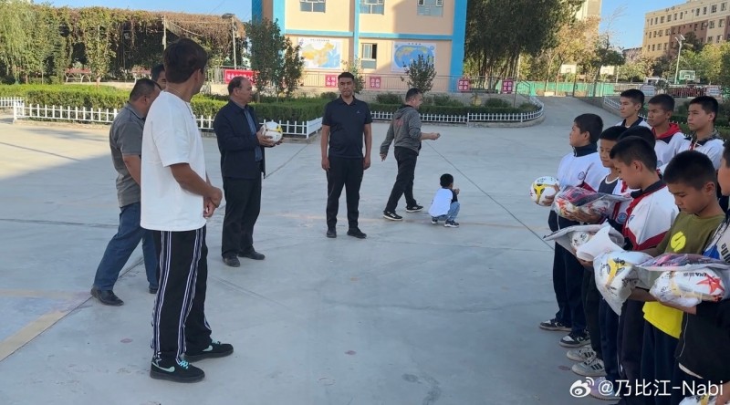 点赞！国安球员乃比江回到家乡新疆做慈善