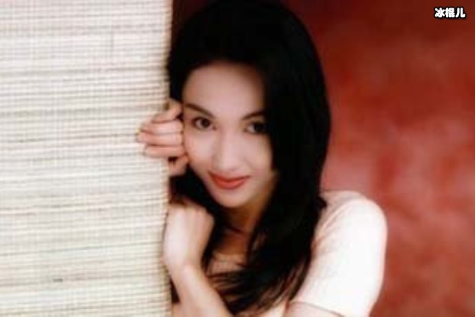 【QY球友会】黎姿白衣黑裤清新，年近半百容貌仍在线网友：冻龄女神！