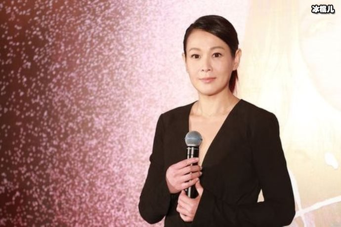 【QY球友会】刘若英一家出门踏青儿子虽小却尽显好身材，网友：罕见秀恩爱！