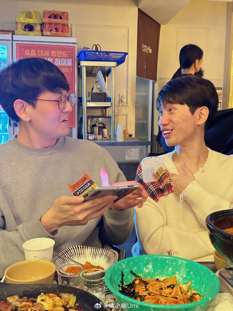 糖小幽分享照片：Doinb在韩国和金贡见面，金贡瘦了好多！