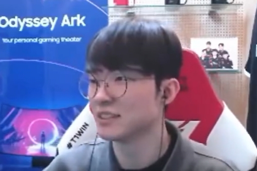 【QY球友会】未能得到神的认可?弹幕提问Faker决赛是否靠队友赢 Faker微笑无言