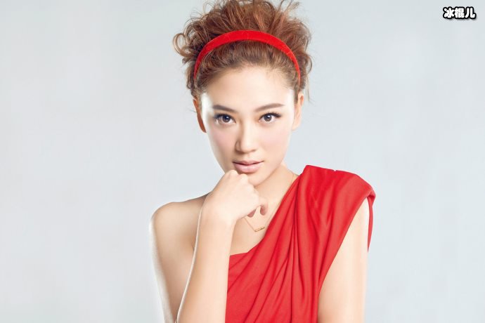【QY球友会】应采儿逛母婴店再被拍，她可能真的怀二胎了