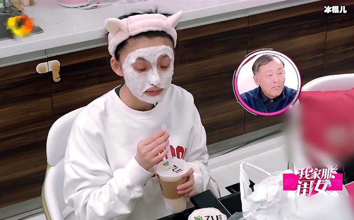 【QY球友会】林允三只手指拿着奶茶就开始猛吸，凸显了修长手指