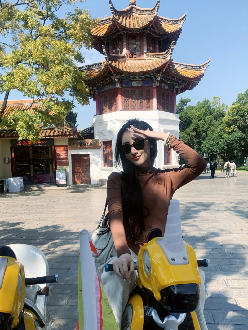 LPL女解说鼓鼓分享云南旅游照：这小细腰~堪称LPL苏妲己😍