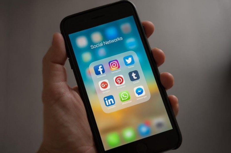 实施《在线安全法案》后 英国政府拟进一步限制16岁以下用社交媒体