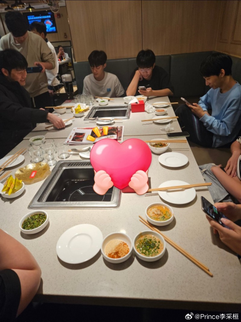 【QY球友会】WE下路Prince更博晒照：代表的恩宠海底捞