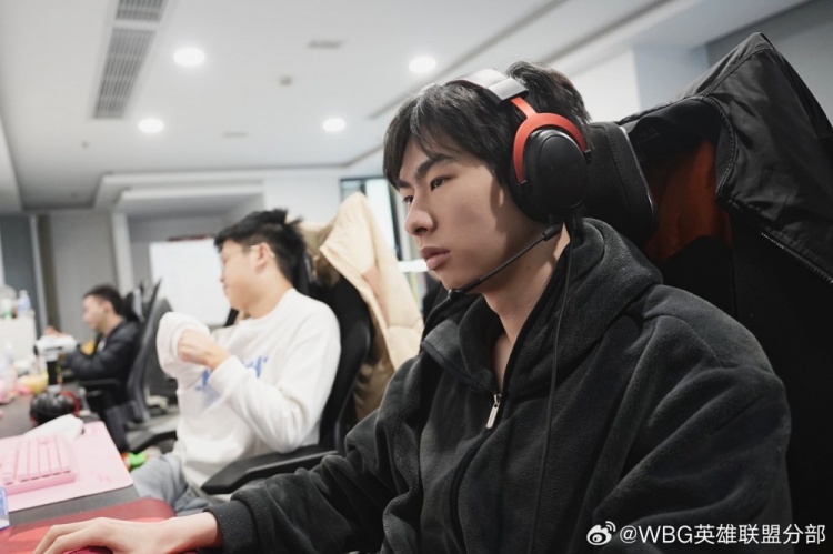 【QY球友会】WBG选手训练照：揣手小浩上线 真的在装酷小朱上线