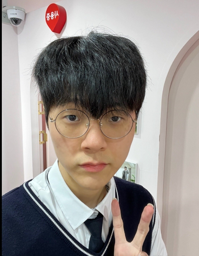 【QY球友会】怀念青春了？！Teddy公开分享了一张校服自拍
