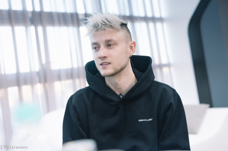 【QY球友会】媒体人更新Rekkles与奖杯合照：遗憾 以这种方式见到你~