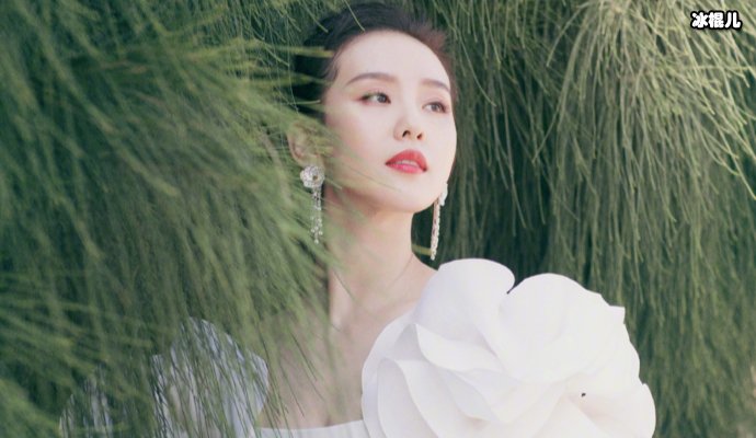 【QY球友会】刘诗诗大片发型曝光，黑色直发青春如初儿子名字意外曝光