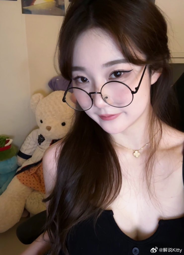 【QY球友会】纯欲感拉满！解说Kitty晒照：凑近点 我眼睛近视