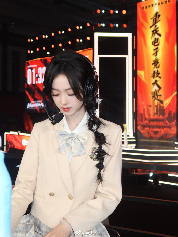 【QY球友会】单马尾辫好显眼?KPL解说灵儿晒照：真是拉满又激情的一天！