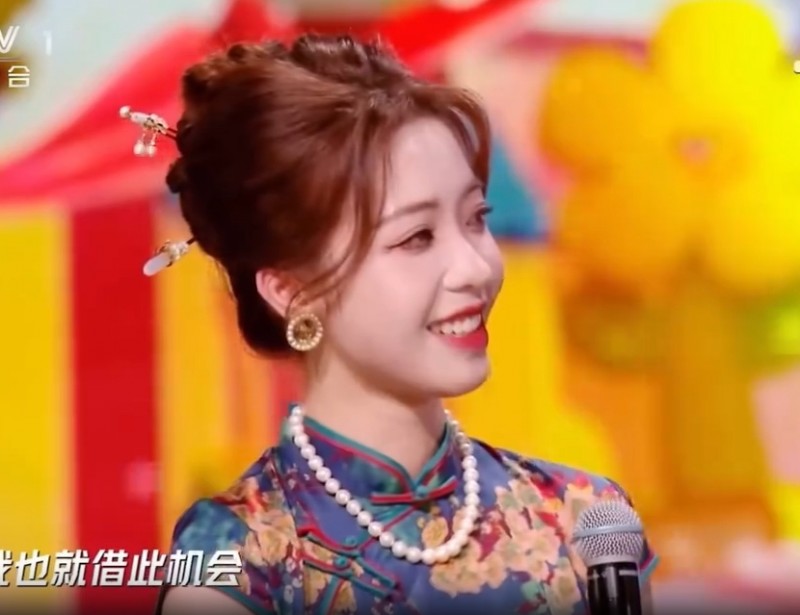 😍太美啦！央视网络春晚：LPL美女主持希然身着花纹旗袍尽显优雅美丽