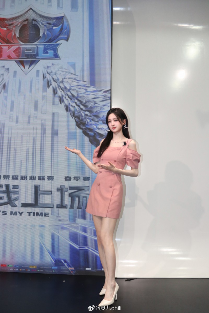 【QY球友会】解说灵儿晒照：粉色连衣裙?更显白皙皮肤