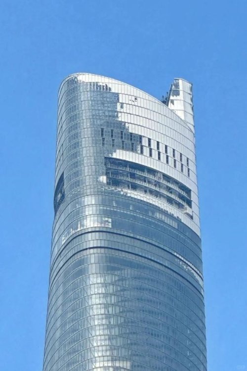 罕见！中国最高楼上海中心大厦被冻住遭网友调侃：《流浪地球》既视感